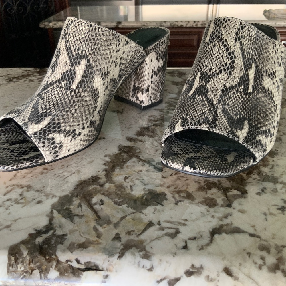 MARC FISHER Resa Snake skin open toe Sandals